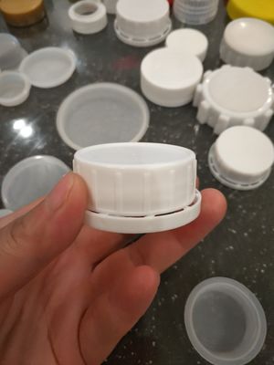Chapeaux 38mm en plastique sans danger pour les enfants en plastique des couvercles à visser ISO9001 de bouteille de PE